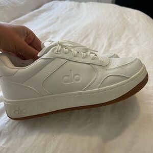 ALO Yoga Women’s recovery Sneakers